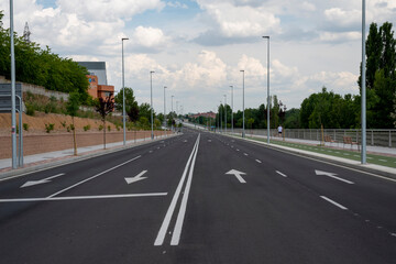 Fototapeta na wymiar Carretera cuatro carriles desierta sin coches