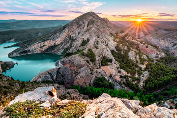 Vista del cabezo Malvín, en Oliete (Teruel) en un atardecer de primavera