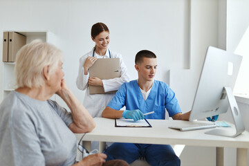 Obraz premium woman patient at doctor's appointment and nurse in hospital examination