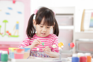 Obraz na płótnie Canvas young girl making craft for homeschooling