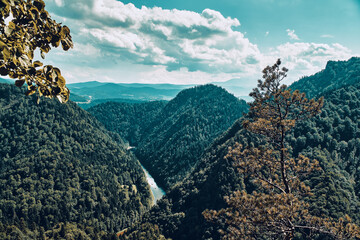 Beautiful aerial panoramic view of the Pieniny National Park, Poland in sunny day from Sokolica and Trzy Korony - English: Three Crowns (the summit of the Three Crowns Massif) on on the Dunajec river © udmurd