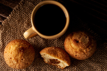 café con medialunas  croissants  desayuno