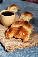 café con medialunas  croissants  desayuno