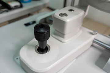 Maquina utilizada para hacer fondo de ojo en una clínica de salud visual
