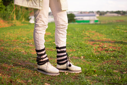 zapatos blancos polainas negras y blancas y unos pantalones blancos 