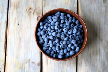 Fototapeta na wymiar Fresh blueberries in a bowl. Blueberries are bright and juicy.