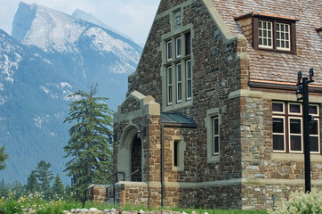 Obraz premium A Historic Building in the Mountains
