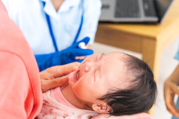 病院で治療を受ける赤ちゃん