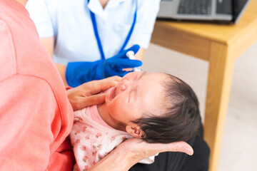 病院で治療を受ける赤ちゃん