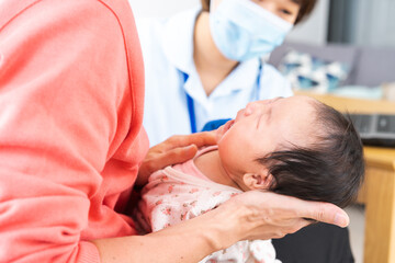 Obraz na płótnie Canvas 病院で治療を受ける赤ちゃん