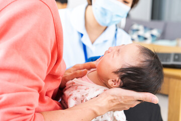Fototapeta na wymiar 病院で治療を受ける赤ちゃん