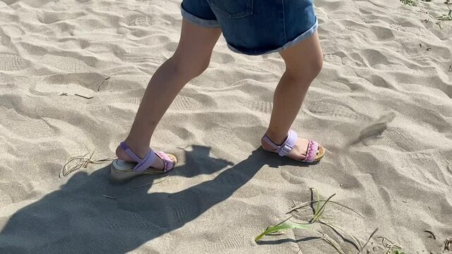 砂浜を歩く女の子　スロー