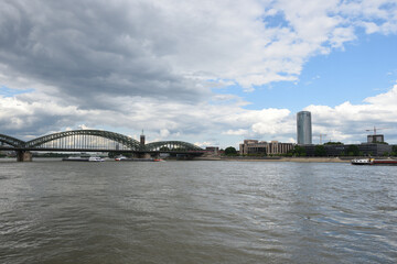 Obraz premium hohenzollernbrücke in köln, nrw, deutschland