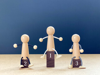 立方体で作った表彰台に3体の人形_茶色_123文字入り