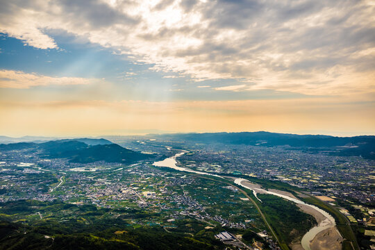和歌山県紀の川市の百合山上空から船戸山や和歌山湾方面を紀の川に沿って空撮。