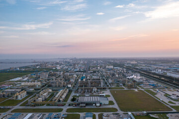 Fototapeta premium chemical plant in city