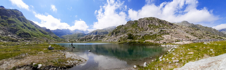 Fototapeta na wymiar Lago Cornisello e bellissima vista panoramica sulle montagne dal rifugio Cornisello nella Val Nambrone in Trentino, viaggi e paesaggi nel Parco Adamello-Brenta sulle dolomiti in Italia