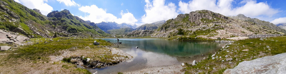 Lago Cornisello e bellissima vista panoramica sulle montagne dal rifugio Cornisello nella Val Nambrone in Trentino, viaggi e paesaggi nel Parco Adamello-Brenta sulle dolomiti in Italia