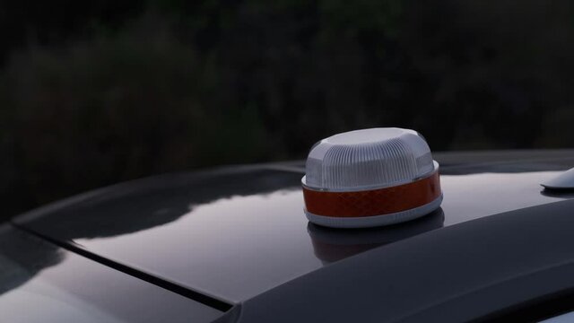 Emergency light for damaged vehicles (luminous beacon V16) .help flash, dgt, mandatory to replace by triangles.