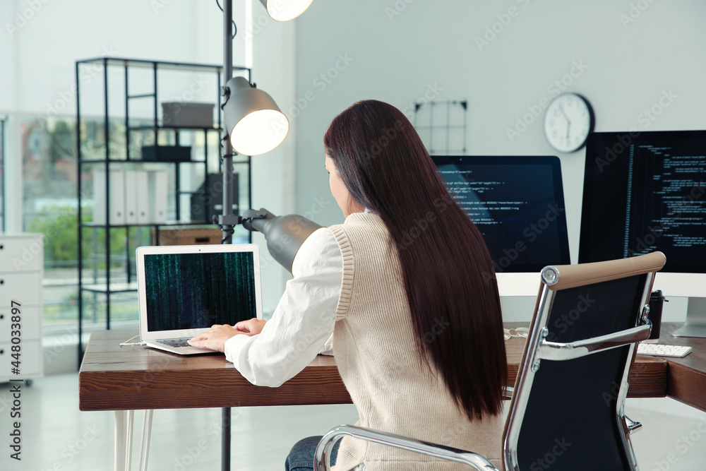 Aufkleber programmer working at desk in modern office