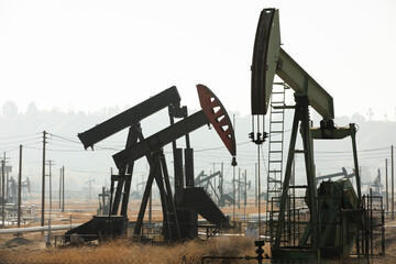 Daytime view of crude oil extraction in Bakersfield, California, USA. - obrazy, fototapety, plakaty
