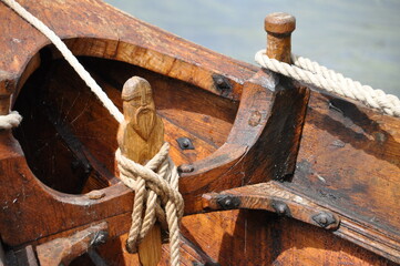 Holzboot mit Wikingermotiv festgemachte Leine
