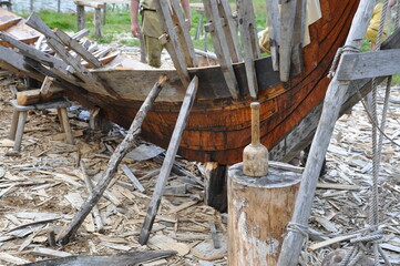 Wikingerboot im Bau mit traditioneller Bauweise und Beplankung