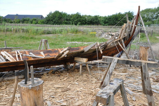 Wikingerboot im Bau mit traditioneller Bauweise und Beplankung