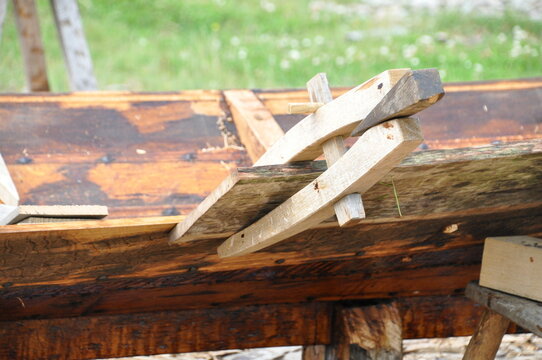 Wikingerboot im Bau mit traditioneller Bauweise und Beplankung