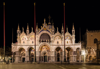 Fototapeta na wymiar View of the cathedral of San Marco in the Piazza San Marco in Venice at night. Italy