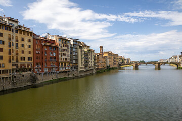 Naklejka na ściany i meble Altstadt in Florenz mit berühmter Brücke und Ausblicken