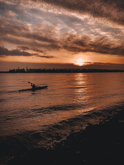 Einsamer Paddler bei Sonnenuntergang