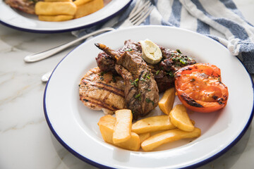 Grillteller mit Rindersteak, Hühnchen Brustfilet, Lamm Filet dazu Steakhaus Pommes, Grilltomate...