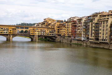 Fototapeta na wymiar Brücke in Florenz mit Wolken am Himmel 