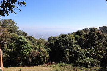 Obraz premium タイ・チェンマイの山から見えるチェンマイの街の風景と自然