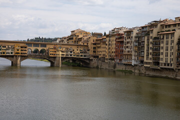 Altstadt in Florenz mit berühmter Brücke und Ausblicken