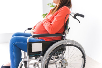 車いすに乗る妊婦