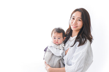 赤ちゃんを抱っこするお母さん