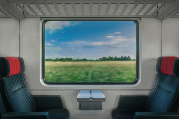 Fototapeta Blick aus dem Fenster eines fahrenden Zuges auf eine Landschaft obraz