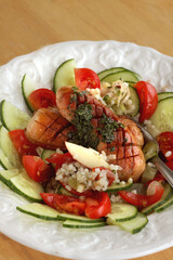 Gebratene Leoni an Perlgraupensalat mit Gurken und Tomaten | Abgebräunte Lyoner mit Perlgraupensalat
