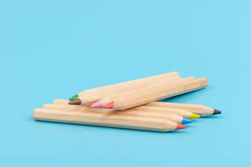Obraz premium Wooden colorful ordinary pencils isolated on blue background. Back to school