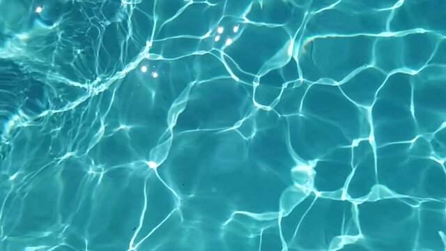 reflet du soleil dans le fond d'une piscine