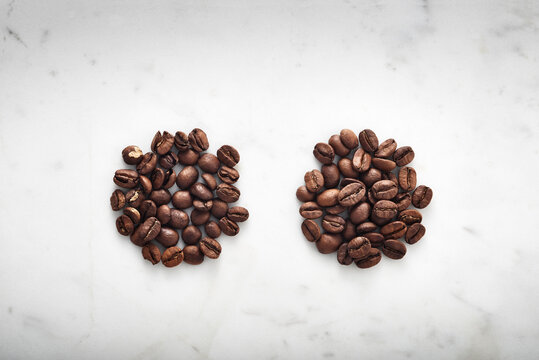 Comparação de grãos de café de boa e má qualidade