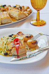 Prato com postas de bacalhau com batatas ao murro