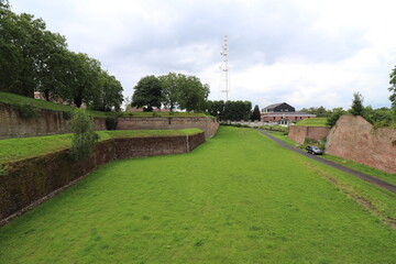 Espace vert et vestiges de fortifications autour de la porte de Gand ou porte de la madeleine, ville de Lille, département du Nord, France