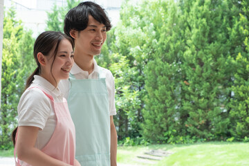 エプロンをつけた　若い男女