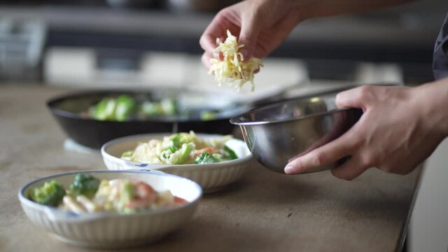 料理する女性の手元