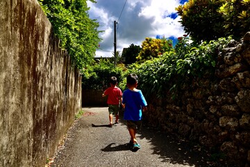 懐かしい路地を歩く子供