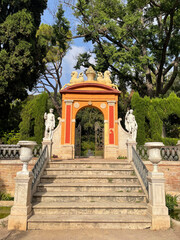 Fototapeta na wymiar Escalinata en los Jardines de Monforte. Valencia, España.