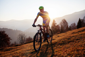 Fototapeta premium Cyclist in the autumn mountain